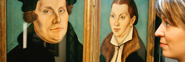 Mensch Martin: Ein weiblicher Blick auf Martin Luther - hier neben seiner Frau Katharina von Bora in der Ausstellung "Cranach im Exil", die 2007 in Aschaffenburg gezeigt wurde (Foto: pa/dpa/Daniel Karmann)