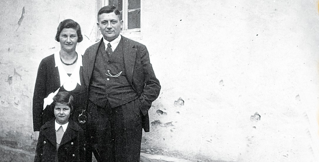 Wilhelm Strauss mit Frau und Tochter Hannelore in Bad Soden; sie flohen 1937 in die USA (Foto: privat)