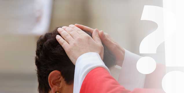 Dass sich Christen um Heilung bemühen, etwa durch Handauflegen,  ist eine urchristliche Tradition, schon Jesus habe geheilt, sagt die Wiesbadener Pfarrerin Rosemarie Wiegand, doch habe er die Heilung nicht nur auf den Körper bezogen, sondern Körper, Seele und Geist als Einheit gesehen (Foto: PA/Godong)