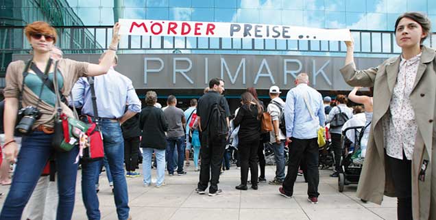 Ungeregelter Welthandel: Eine chinesische Fabrik produziert Billigwaren, die unter anderem bei Primark angeboten werden. ?Deshalb protestieren Jugendliche gegen die Eröffnung einer neuen Filiale des irischen Unternehmens am Alexanderplatz in Berlin (Foto: pa/Lejeune)