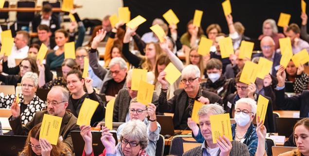 Abstimmung bei der EKD-Synode: Dass alle Themen öffentlich ausgetragen werden, ist »weitgehend eine Illusion«. (Foto: epd-bild / Jens Schulze)