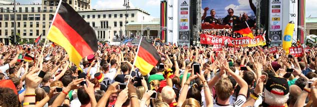 Deutschland, ein Sommermärchen: Jubelnder Empfang für die deutsche WM-Mannschaft in Berlin am Dienstagmorgen. Nach 1954, 1974 und 1990 ist Deutschland am 13. Juli 2014 zum vierten Mal Fußball-Weltmeister geworden. (Foto: pa/Kappeler)

