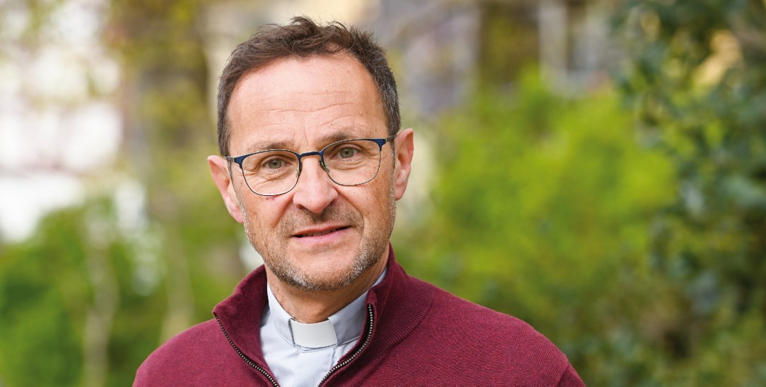 Versehrter Helfer: Jörg Meyrer, Pfarrer von Sankt Laurentius im Ahrtal. (Foto: Harald Oppitz / KNA)