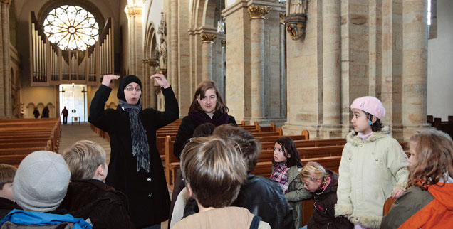 Dua Zeitun und Jessica Löscher mit Kindern im Dom