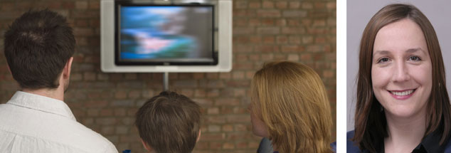 Die Familie vor dem Fernseher: Wie halten wir die täglichen schlechten Nachrichten überhaupt aus? Psychologin Constanze Beierlein (rechts) hält nichts von Aktionismus als Antwort auf Verzweiflung. (Fotos: pa/moodboard/John Rowley)