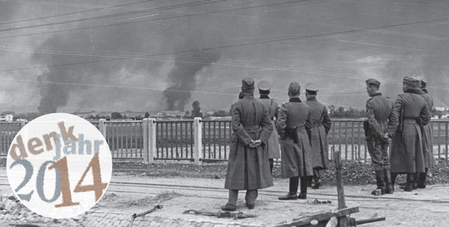 September 1939: Deutsche Soldaten vor dem brennenden Warschau. (Foto: pa/akg)