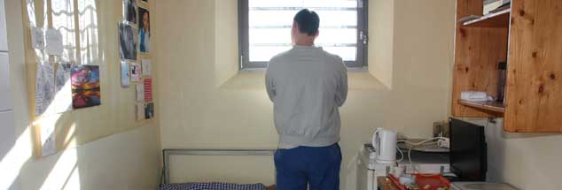 Eingesperrt: Ein Häftling in seiner Zelle. Der Gefängnisseelsorger sieht die Gefangenen trotz ihrer Taten als Menschen, die Hilfe brauchen (Foto: Lerch)