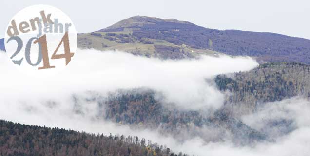 Nebel ziehen über den Hohenrücken um den Hartmannsweilerkopf: Heute liegt er friedlich da, gestern noch war er ein Ort des Grauens. Im Ersten Weltkrieg starben hier in einem paradoxen Stellungskrieg mehr als 30.000 Soldaten, Franzosen und Deutsche. Eine gemeinsame deutsch-französische Gedenkstätte soll jetzt an die Kämpfe vor hundert Jahren erinnern.(Foto: pa/Rothermel)