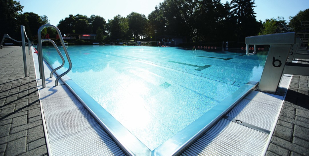 Auch ein Ort der Gottesbegegnung: Freibad im Sommer (Foto: pa/EIBNER/Rene Weiss)