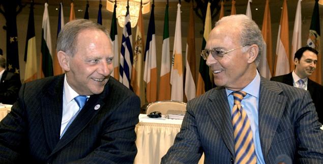 Bundesinnenminister Wolfgang Schäuble und Franz Beckenbauer bei einem Treffen im Jahr 2007.(Foto: pa/Norbert Försterling)
