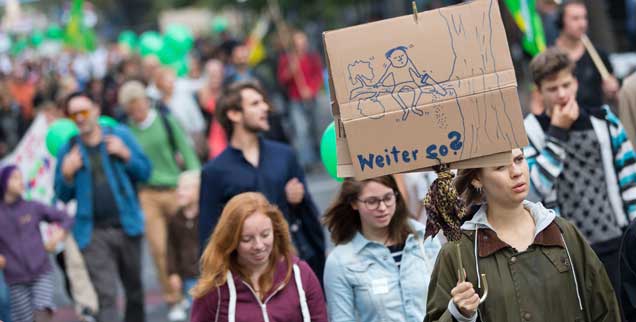 Teilnehmer der Klima-Demonstration »Mal schnell die Welt retten« ziehen zum Brandenburger Tor in Berlin. Weltweit forderten Tausende Menschen im Vorfeld des UN-Klimagipfels in zahlreichen Städten mehr Klimaschutz (Foto: pa/Carstensen)