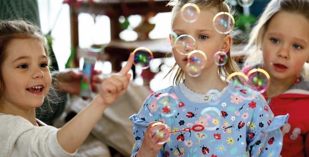 Angekommen: Kinder aus der Ukraine bei einem Projekt des Kinderhilfswerks Arche in Berlin. (Foto: PA / Reuters /Lisi Niesner)