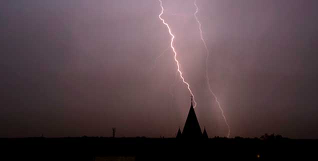 Der Blitz hat eingeschlagen: Die katholische Kirche Deutschlands erleidet momentan einen ungeheuren Imageverlust. (Foto: kamikazeflieger / photocase.com)