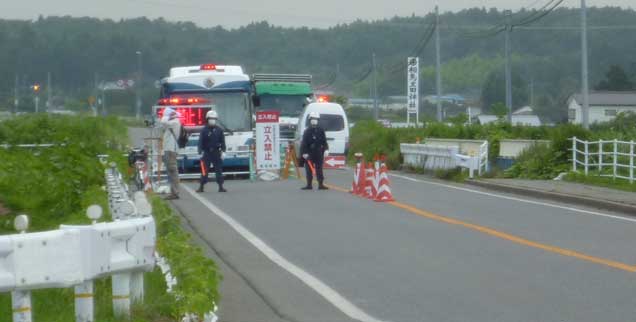 Zugang verboten: Die Zwanzig-Kilometer-Zone um das zerstörte Kernkraftwerk wird bewacht. Manche Japaner nennen sie inzwischen›das verfluchte Gebiet‹(Foto: Aar)