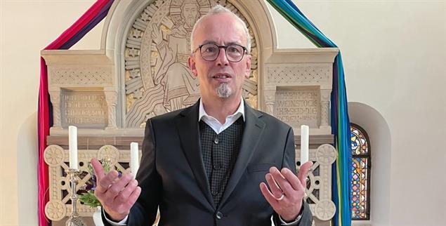 Plötzlich Prediger: Unser Autor Ludwig Greven vor dem Altar (Foto: Privat)