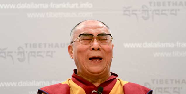 Der Dalai Lama, geistliches Oberhaupt der Tibeter, gestern bei seiner Eröffnungs-Pressekonferenz in Frankfurt am Main. Er ist für vier Tage in der Stadt, hält Vorträge vor Menschenmassen, trifft Kinder zum Plausch - und begegnet zahlreichern Politikerinnen und  Politikern. Obwohl das der chinesischen Regierung, die Tibet nicht anerkennt, nicht sonderlich recht ist.  (Foto: pa/Dedert)
