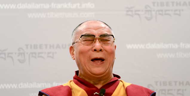 Der Dalai Lama, geistliches Oberhaupt der Tibeter, gestern bei seiner Eröffnungs-Pressekonferenz in Frankfurt am Main. Er ist für vier Tage in der Stadt, hält Vorträge vor Menschenmassen, trifft Kinder zum Plausch - und begegnet zahlreichern Politikerinnen und Politikern. Obwohl das der chinesischen Regierung, die Tibet nicht anerkennt, nicht sonderlich recht ist. (Foto: pa/Dedert) Der Dalai Lama, geistliches Oberhaupt der Tibeter, gestern bei seiner Eröffnungs-Pressekonferenz in Frankfurt am Main. Er ist für vier Tage in der Stadt, hält Vorträge vor Menschenmassen, trifft Kinder zum Plausch - und begegnet zahlreichern Politikerinnen und Politikern. Obwohl das der chinesischen Regierung, die Tibet nicht anerkennt, nicht sonderlich recht ist. (Foto: pa/Dedert)