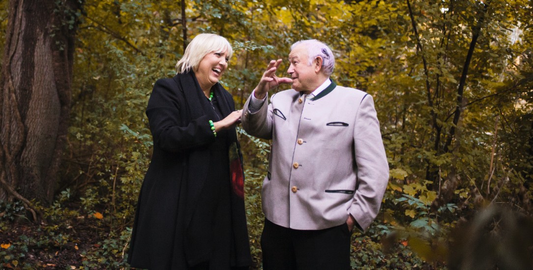 Zwei, die gut miteinander können: Claudia Roth (Grüne) und Günther Beckstein (CSU). (Foto: Heinzlmeier)