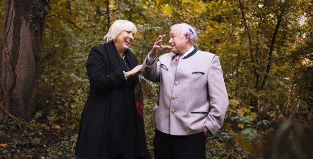 Zwei, die gut miteinander können: Claudia Roth (Grüne) und Günther Beckstein (CSU). (Foto: Heinzlmeier)