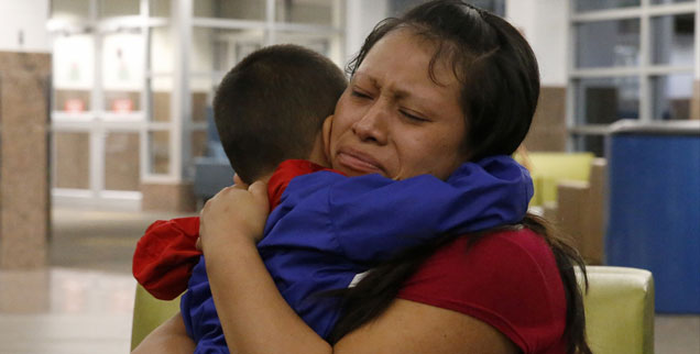 Eine Mutter kann ihren Sohn wieder in den Arm nehmen, nachdem sie für mehr als sechs Wochen getrennt worden waren, als sie in die USA flüchteten (Foto: pa/ap/The El Paso Times/Ruben R. Ramirez)