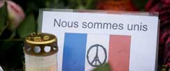 »Wir sind vereint«: Mit Plakaten und im Internet zeigen die Menschen ihre Anteilnahme nach dem Terroranschlag am 16. November in Paris mit 129 Toten und über 350 Verletzten. Doch wie weit trägt dieses solidarische »Wir«?  (Foto: pa/Nietfeld)