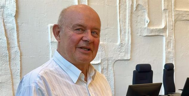Vor Gericht: Jürgen Menzel mit den Unterlagen zu seinem Verfahren (Foto: Wolfgang Schlupp-Hauck)