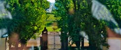 Vergangenheit trifft Gegenwart: Blick aus dem Garten von Barockschloss Fürstenried auf das weit entfernte Zentrum von München. Der Weg dorthin ist heute eine Autobahn. Dass die Gesellschaft für eine Glaubensreform jüngst ausgerechnet in Fürstenried ihre erste Jahrestagung abhielt, war symbolisch. Hier waren Spurenleser unterwegs, die das Christentum aus dem Gestern ins Morgen führen wollen. (Foto: glaubensreform/Teymurian)