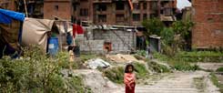 Viele Kinder wurden bei dem Erdbeben in Nepal traumatisiert, etliche haben ihre Eltern verloren. Die Bewohner hoffen darauf, dass sich die Unterstützung durch den Westen nicht auf die Nothilfe beschränkt, Städte könnten Patenschaften für Kommunen in Nepal übernehmen, Firmen ihr Know How weitergeben (Foto: pa/Irham)
