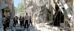 Folgen eines Luftangriffes auf Aleppo: Bevor die Waffen schweigen sollen, wird besonders heftig gekämpft. Bei Luftangriffen auf Aleppo und weitere Städte sollen am Wochenende mehr als 100 Menschen gestorben sein (Foto: pa/abaca)
