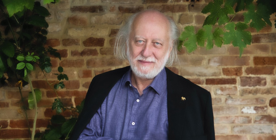 Meister der Apokalypse: László Krasznahorkai schrieb einige düstere Parabeln über Osteuropa. Doch eigentlich interessiert er sich für das, was rettenswert ist, wenn die Welt zusammenfällt. (Foto: picture alliance / Photoshot / Mirco Toniolo / Avalon)