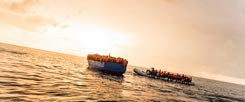 Hunderte Flüchtlinge in Booten vor der libyschen Küste: Diese werden im Dezember 2016 von einem Search and Rescue Team der NGO »SOS Mediterranee« gerettet. Viele andere nicht. (Foto: pa/Laurin Schmidt)