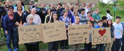 Lehrer und Schüler der Odenwaldschule stehen Ende April 2015 in Ober-Hambach bei Heppenheim mit Plakaten auf dem Schulgelände. Nach vielen Krisen steht die 105 Jahre alte Reformschule vor ihrem Ende, weil sie nicht genug Geld auftreiben kann. Die Schüler stehen vor einer ungewissen Zukunft. (Foto: Hans-Dieter Erlenbach/dpa(Foto: pa/Erlenbach)
