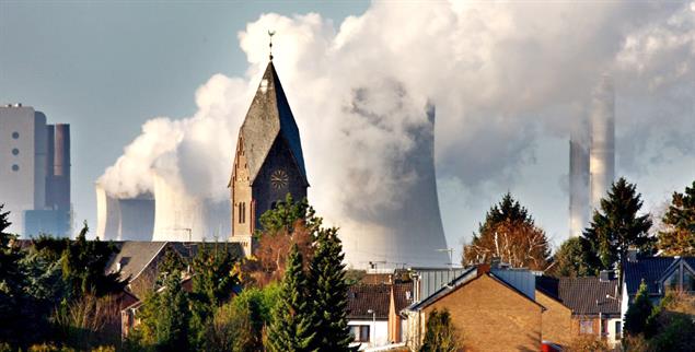 Noch immer achten viele kirchliche Stiftungen, Diözesen und Ordensgemeinschaften nicht darauf, dass ihr Vermögen in Fonds mit fossilen Energien angelegt ist. Christians for Future möchte das ändern. (Foto: picture-alliance/dpa/Oliver Berg)
