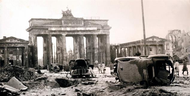 Niederlage und Befreiung:Das Brandenburger Tor 1945 (Foto: PA / Heritage-Images)