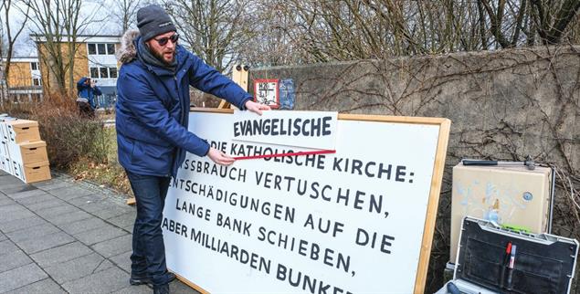 Auch in der evangelischen Kirche: Protest bei der Vorstellung der ForuM-Studie zu sexualisierter Gewalt bei den Protestanten. (Foto: epd-bild/Jens Schulze)