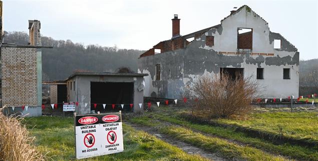Gewollter Verfall: Das Bergbauunternehmen Rio Tinto zahlt Verkaufswilligen mehr Geld, wenn sie das Dach ihres Hauses abdecken. (Foto: Laura Meyer)