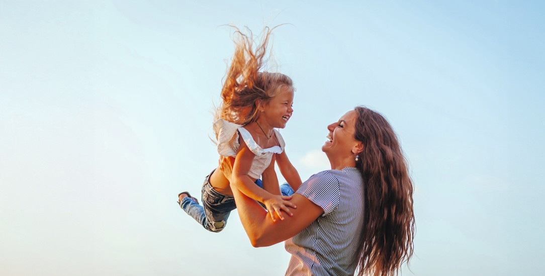 Spiegelneuronen am Werk: Das Kind erlebt die eigene Freude am Lachen der Mutter (Foto: istock by Getty / Maryviolet)