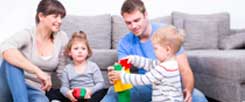 Mit Mama und Papa zu Hause - am hellichten Nachmittag: Wenn die Kernzeit der Familien, die irgendwo zwischen 16 und 21 Uhr liegt, auf dem Arbeitsmarkt eine Rolle spielte, wäre das Vereinbarkeitsproblem vieler Eltern gelöst. (Foto: Diana_Drubig/fotolia)