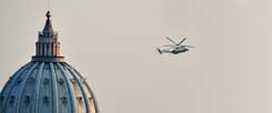 Ein Hubschrauber fliegt Benedikt XVI. am 28.02.2013 vom Vatikan am Petersdom vorbei über Rom zum Castel Gandolfo; Tausende winkten dem scheidenden Papst traurig hinterher. Um 20 Uhr endete die Amtszeits jenes Mannes, der aus freien Stücken zurücktrat und damit Kirchengeschichte schrieb. (Foto: pa/Von Jutrczenka)