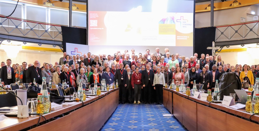 Und am Ende: das große Gruppenbild. Familienfoto? Nun ja. (Foto: Deutsche Bischofskonferenz / Marko Orlovic)