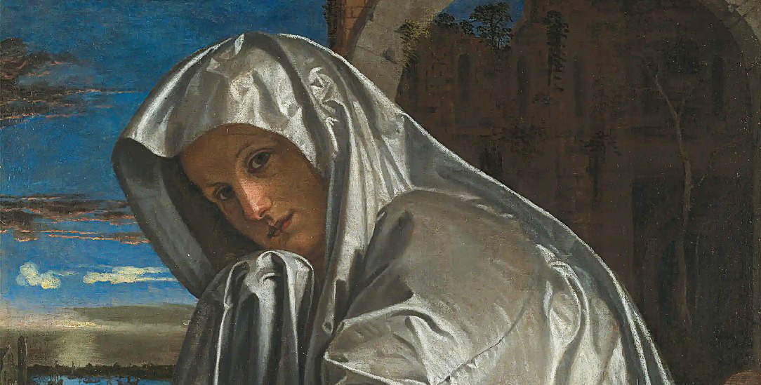 Eingehüllt ins erste Licht des Ostermorgens: Giovanni Girolamo Savoldo macht vieles anders als seine Zeitgenossen. Er zeigt seine »Maria Magdalena vor dem Grab« (um 1535) ohne die üblichen Attribute, allein das Salbgefäß weist auf sie hin. Ihr Körper verschwindet unter schimmerndem Stoff. Sie schaut den Betrachter direkt an. Hier erscheint die Auferstehungszeugin mit geheimnisvoller Autorität. (© the National Gallery, London/Giovanni Girolamo Savoldo)