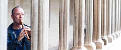 Vom Findelkind zum bekannten Musiker, der für den Evangelischen Kirchentag Bühnenwerke schuf und schon über sechzig Platten eingespielt hat: Hans-Jürgen Hufeisen hat eine bewegende Lebensgeschichte (Foto: Stefan Neubig)