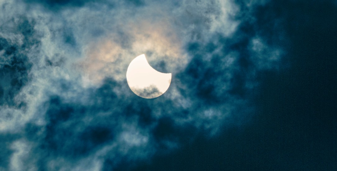 Im Schatten des Mondes: Auf einmal wird es dunkel, und die Vögel singen irritiert ihr Abendlied. (Foto: picture alliance/agrarmotive/Klaus-Dieter Esser)