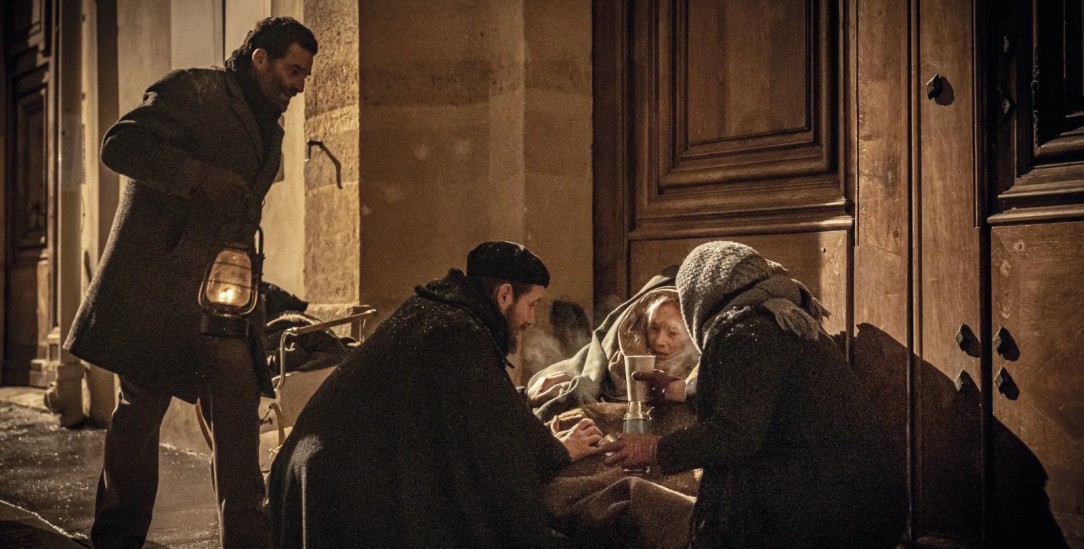 Ein Dach über dem Kopf, ein Leben in Würde:Abbé Pierre und seine Helfer holten zahllose Obdachlose von der Straße (Foto: via Filmstarts.de/Splendid Film)