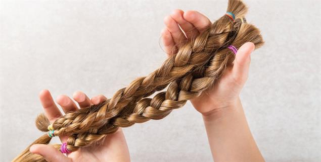 Haarspende: Vor dem Abschneiden wurden die Haare zu Zöpfen geflochten. (Foto: Getty Images/iStockphoto/Manuta)