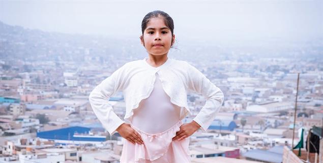 Die Elevin: Die zehn Jahre alte Charlyn Salar aus Lima tanzt mit Leidenschaft. Der Ballett-Unterricht hilft ihr, sich konzentrieren zu lernen. Ihre Tanzlehrerin setzt große Hoffnung in sie und fördert sie. (Foto: Rainer Kwiotek) 