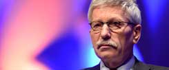 Thilo Sarrazin greift die diffuse Empörung derer auf, die sich seit Jahren als benachteiligte Opfer fühlen. Mit seiner Kritik an Einwanderung, Ökos und linken Medien bietet er ihnen eine emotionale Entlastung, meint Micha Hilgers. Der Psychoanalytiker macht einen Vorschlag, wie solcher Demagogie begegnet werden könnte (Foto: pa/Hirschberger)