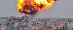 Amerikanisch-europäische Bombenangriffe aus der Luft wie hier auf Kobane (Syrien) bieten islamischen Fundamentalisten die Legitimation, nach der sie suchen, um Muslime zum Kampf gegen den Westen aufzurufen. (Foto: pa/Maltas)