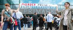 Ungeregelter Welthandel: Eine chinesische Fabrik produziert Billigwaren, die unter anderem bei Primark angeboten werden. ?Deshalb protestieren Jugendliche gegen die Eröffnung einer neuen Filiale des irischen Unternehmens am Alexanderplatz in Berlin (Foto: pa/Lejeune)