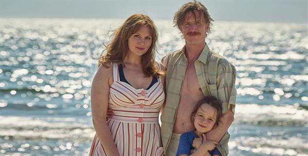 Perfektes Familienbild: Doch Werner kontrolliert mehr als nur Cornelias Gewicht. Tochter Ela registriert seinen Psychoterror. (Foto: © Tobis / Frank Dicks via Filmstarts.de)